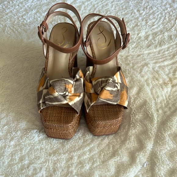 TAN WEDGES - Picture 2 of 4